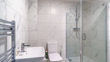 Dusj, hårføner og håndklær