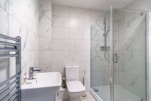 Dusj, hårføner og håndklær