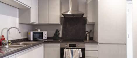 Refrigerador, microondas, horno y parrilla de estufa