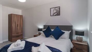 2 bedrooms, iron/ironing board, internet, bed sheets