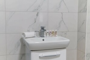 Dusj, hårføner og håndklær