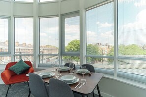 Dining - Spacious 2-BR Apartment in the Heart of Liverpool (Liverpool)