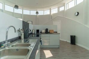 Fridge, microwave, oven, stovetop - Stunning 2 Bedroom Apartment in Liverpool (Liverpool)