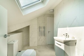 Shower, hair dryer, towels - Stunning 2 Bedroom Apartment in Liverpool (Liverpool)