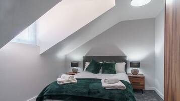 2 bedrooms, iron/ironing board, internet, bed sheets