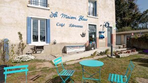Ein Gebäude, das 'La Maison Bleue Cafe L'Abri' heißt.
