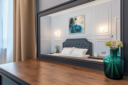 Luxury & Unique-Top Center Apt. - 3BDR