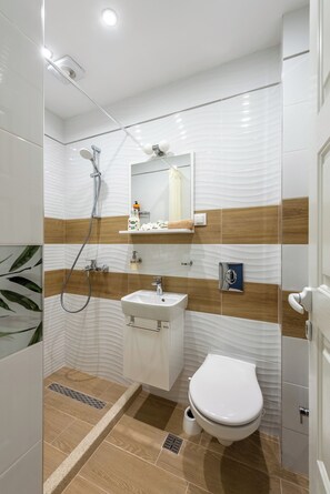 Departamento de lujo, 3 habitaciones | Baño | Secadora de cabello, pantuflas, toallas, jabón 