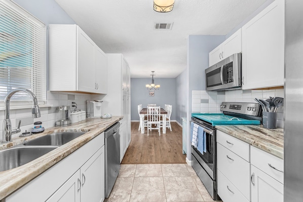 Mikrowelle, Ofen, Herdplatte, Geschirrspüler