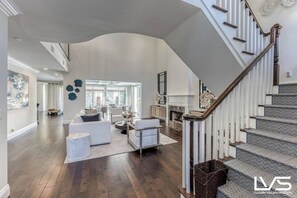 Smart TV, offices, computer monitors, printers - LVS Poinciana-LuxeHome/Wlk2Beach/HeatedPool/HotTub (Fort Lauderdale)