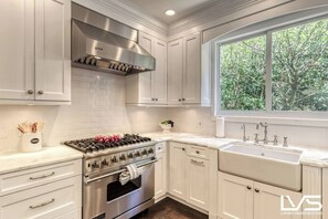 Fridge, microwave, oven, stovetop - LVS Poinciana-LuxeHome/Wlk2Beach/HeatedPool/HotTub (Fort Lauderdale)