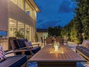 Outdoor dining - LVS Poinciana-LuxeHome/Wlk2Beach/HeatedPool/HotTub (Fort Lauderdale)