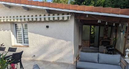 Casa acogedora con piscina, terraza y Wi-Fi gratuito en Curel