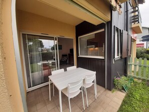 Outdoor dining - Cozy Apartment in Capbreton - Port View, Sleeps 4, Terrace, 500m from Beach (Capbreton)