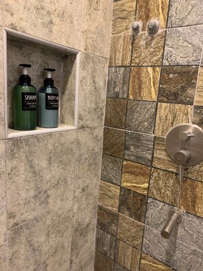 Haartrockner, Bidet, Handtücher, Seife