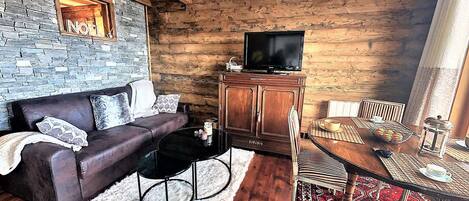 Una televisión, una chimenea