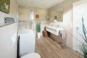 Bruser, hårtørrer, bidet, håndklæder