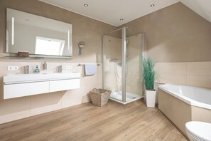 Een douche, een haardroger, een bidet, handdoeken