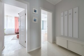 디럭스 아파트, 침실 1개, 앙스위트, 시내 전망 | 1 개의 침실, 각각 다른 스타일의 인테리어, 각각 다르게 가구 비치, 책상