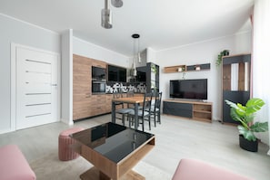 디럭스 아파트, 침실 1개, 앙스위트, 시내 전망 | 객실 내 식사 공간