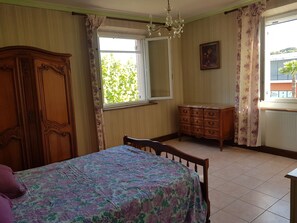 5 chambres, bureau, fer et planche Ă repasser, Wi-Fi gratuit