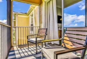 Property grounds - Create Magic, steps away from Pool & Waterpark. 2 miles to Disney (Kissimmee)