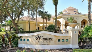 Naamplaatje voor het Windsor Hills Clubhouse, met een duidelijk zicht op het gebouw op de achtergrond.