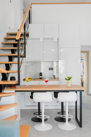 Apartamento exclusivo | Cocina privada | Frigorífico grande, microondas, horno y placa de cocina