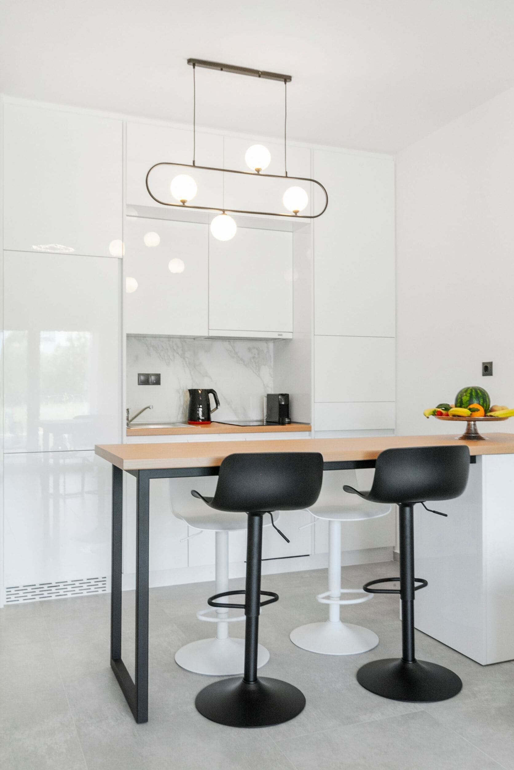 Großer Kühlschrank, Mikrowelle, Ofen, Herdplatte