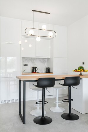 Refrigerador con freezer, microondas, horno, placa de cocina