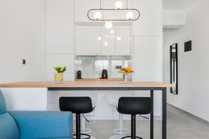 Apartamento de lujo | Cocina privada | Frigorífico grande, microondas, horno y placa de cocina