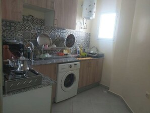 Mikrowelle, Ofen, Herdplatte, Kochgeschirr/Geschirr/Besteck