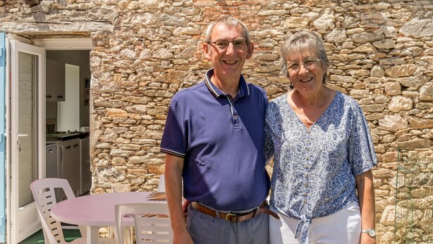 A stone building with a door leading to a room with a table and chairs. - Renovated Cottage Near Marshes, 12 km from Beach, Private Terrace, Garden, WiFi, Baby-Friendly (Villeneuve-en-Retz)