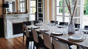 A dining room with a marble fireplace, a large mirror, and a table set for six with chairs. - Belle Propriété au Calme, à la Campagne Avec Parc et Étangs (Le Mesnil-Véneron)