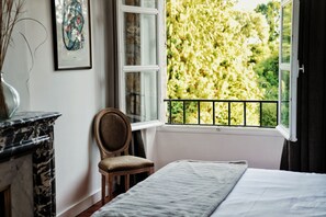 6 chambres, coffres-forts dans les chambres, fer et planche à repasser