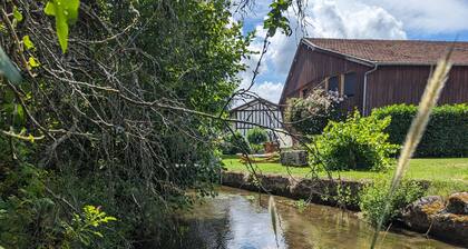 Maison Spacieuse en Village, ĂquipĂ©e et Confortable, avec AccĂšs RiviĂšre et Garage.