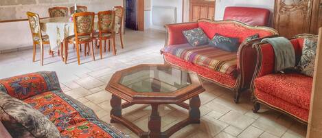 Smart-tv, een open haard, een dvd-speler en boeken