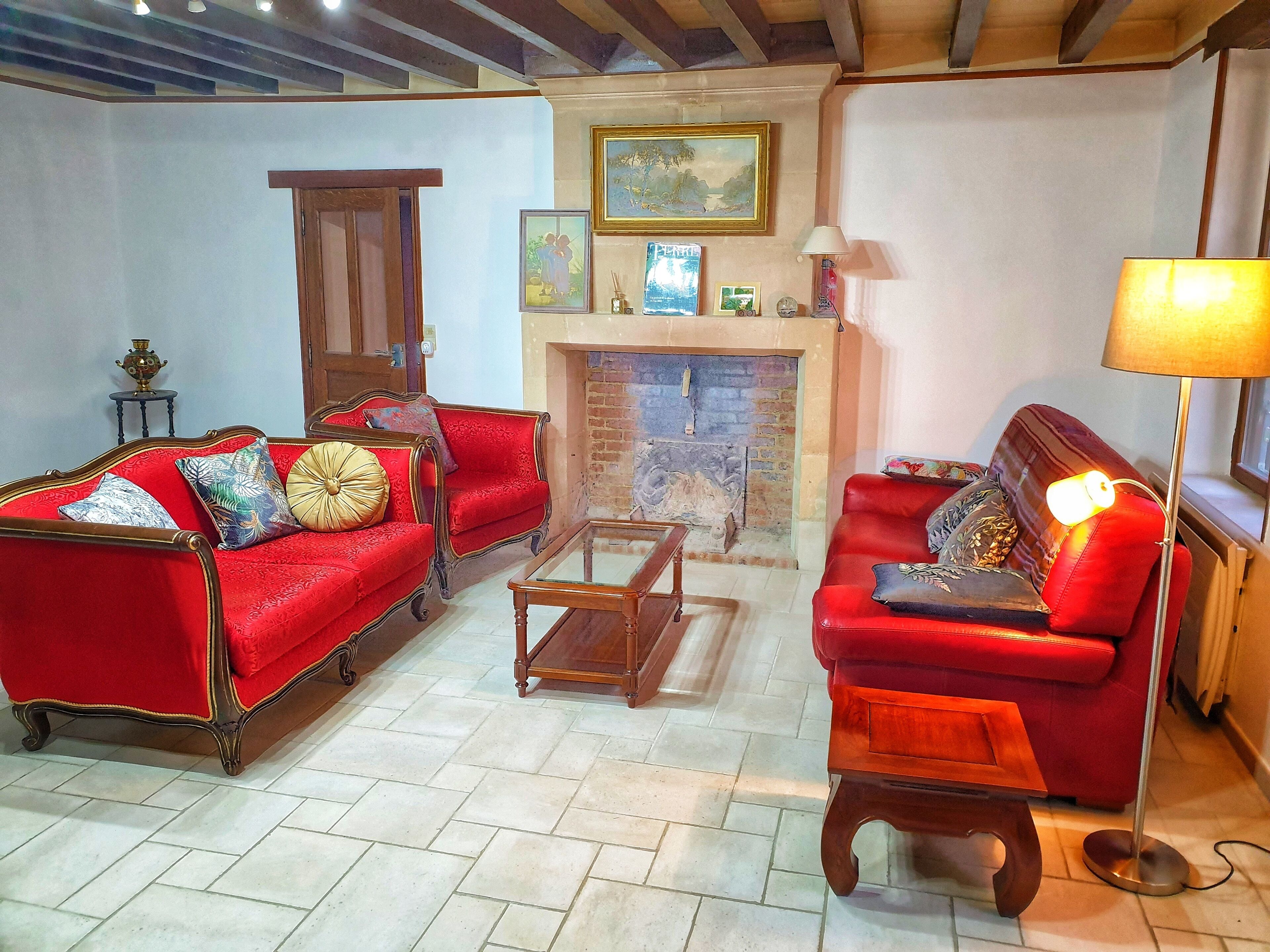 スマートテレビ、暖炉、DVD プレーヤー、書庫