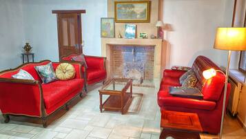 Smart-TV, Kamin, DVD-Player, BĂŒcher