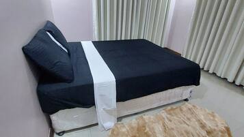 3 habitaciones, tabla de planchar con plancha y cuna de viaje