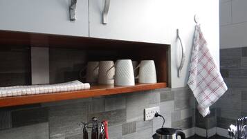 Een koelkast, een microgolfoven, een oven, een kookplaat