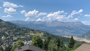 Eine Berglandschaft mit einem Dorf im Tal.