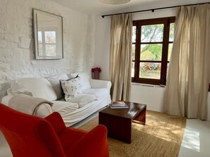 Smart-tv, een open haard en boeken