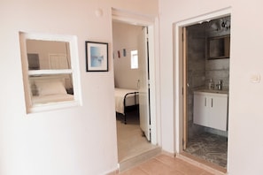 Habitación triple Deluxe, vista al jardín | Baño