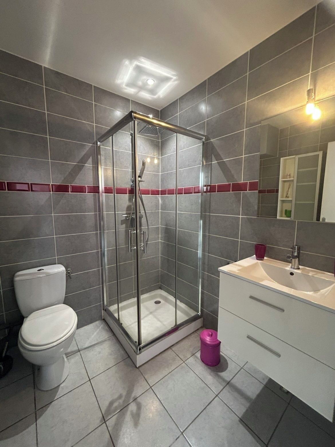 Een douche, een haardroger, handdoeken, zeep