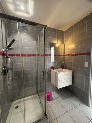 Dusche, Haartrockner, Handtücher, Seife