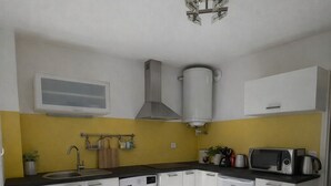 A compact kitchen with a washing machine, microwave, and sink. - T1 bis Proche Centre-ville, Campagne et Commodités (Rodez)
