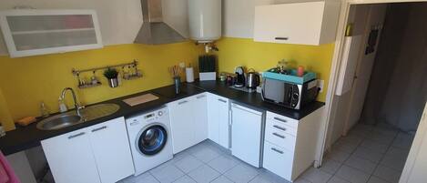 ثلاجة، ميكروويف، موقد طهي مسطح، ماكينة لصنع القهوة/الشاي