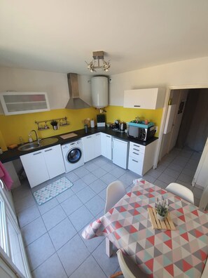 Réfrigérateur, micro-ondes, plaque de cuisson, cafetière/bouilloire