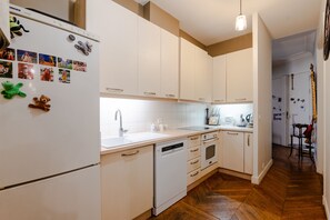 ثلاجة، ميكروويف، فرن، موقد طهي مسطح